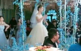 婚礼小姐姐扭腰,婚礼小姐姐的动感扭腰瞬间