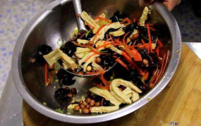 农村小姐姐做凉拌菜图片,农村小姐姐的凉拌菜美食之旅