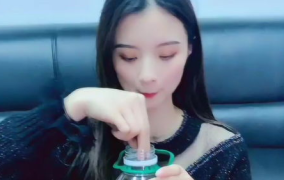 小姐姐过弯失败,小姐姐过弯失败，瞬间成为焦点